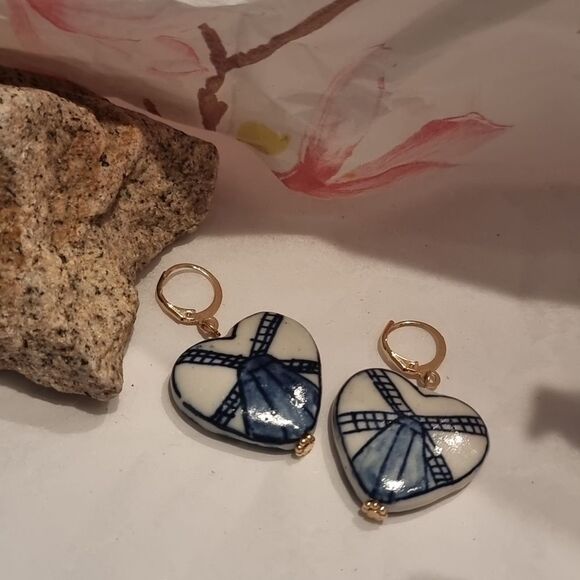 New FREE PEOPLE ceramic heart charm vintage style earrings - Picture 1 of 6